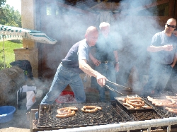 Cliquez pour agrandir la photo : Le roi de la saucisse en pleine action.