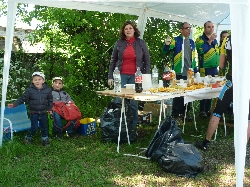 Cliquez pour agrandir la photo : Coca, jus d'orange, bananes, abricots, oranges, figues, chocolats, tartines de pâté, saucisses, pâtes de fruits, cakes, pains d'épices...c'est tout!?