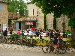 Cliquez pour agrandir la photo : A table!