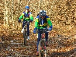 Cliquez pour agrandir la photo : Gants Mapa vs casque bleu.